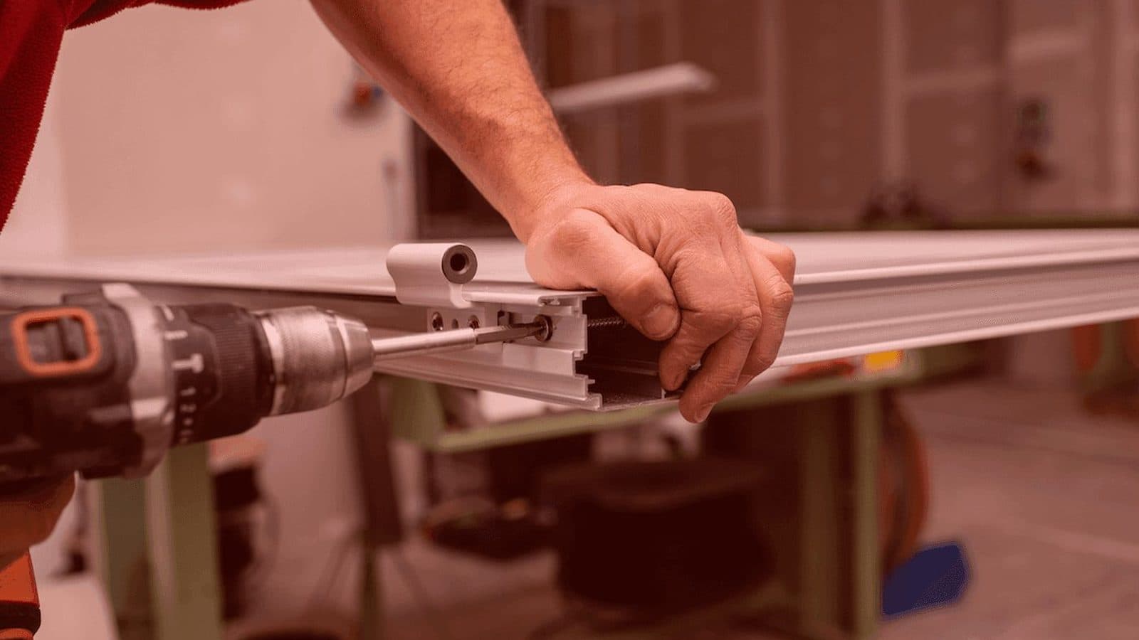 Lavorazione di un profilo per serramento in officina